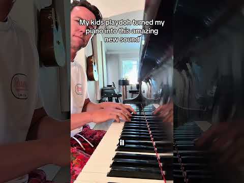 De la pâte à modeler sur les cordes d'un piano = un son DÉMENT ? thumbnail