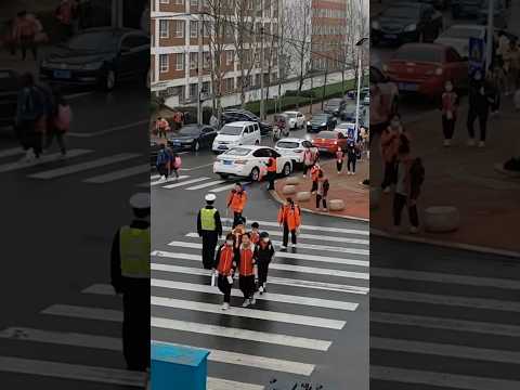 🇨🇳 温暖守护：日照小学生一瘸一拐过马路，交警温柔抱起 🇬🇧 Safe Crossing: Traffic Officer Carries Injured Schoolboy thumbnail