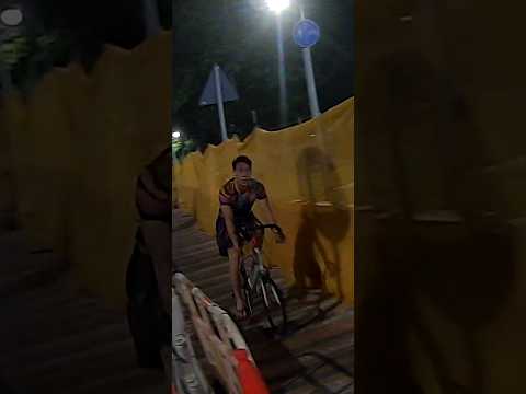 車CAM直擊 - PK單車L包頭踩上行人路 差啲害到司機 thumbnail