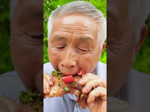 How do Russians and Chinese eat chicken? | Songsong and Ermao #shorts thumbnail