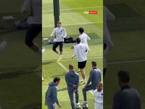 Verso PSG-Arsenal, l'allenamento di Kvaratskhelia thumbnail