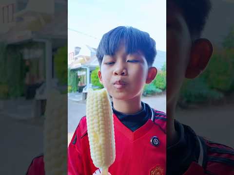 Kakak Rafa Makan Es Krim Jagung #shorts thumbnail