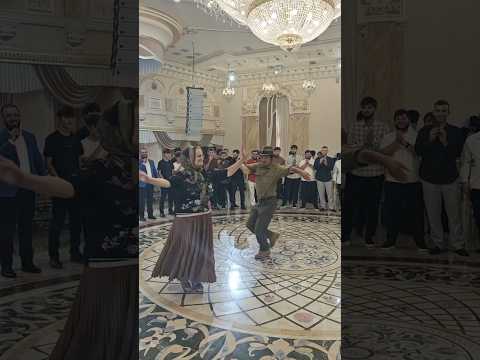 参加车臣人的婚礼，跳起当地人的舞蹈“列兹金卡”舞，其实我也并不会跳，而是加入了维吾尔和西班牙元素。 #车臣 #列兹金卡 #雷探长 #冒险雷探长 thumbnail