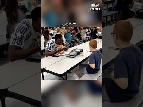 Ce garçon atteint d’autisme mange seul à la cantine puis reçoit une compagnie inattendue thumbnail
