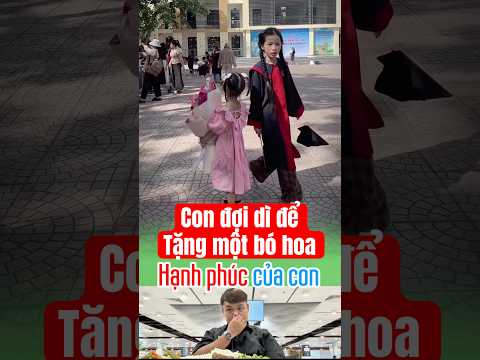 Con đợi dì cả tiếng để tặng một bó hoa #camdong #yeuthuong #hanhphuc thumbnail
