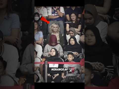Wanita Misterius Ini Terekam Kamera, Tapi Tidak Ada yang Melihatnya di Stadion thumbnail
