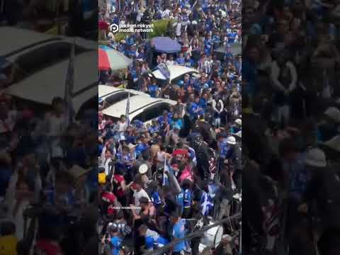 Gubernur Jabar Dedi Mulyadi Jalan Kaki Tembus Kerumunan Bobotoh yang Tunggu Kedatangan Pemain Persib thumbnail