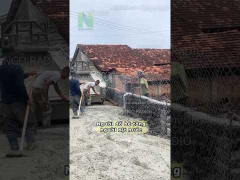 Người đổ bê tông người xịt nước thumbnail