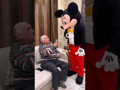 ميكي ماوس وضع فلفل حار في الماء 🤣 thumbnail