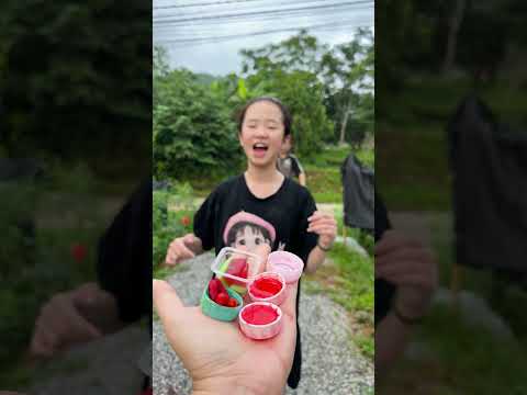 Cô bé ngoan ngoãn ăn kẹo cầu vồng và uống Coca-Cola rất ngon miệng. #vui #kẹo #thứcăn #dễthương thumbnail
