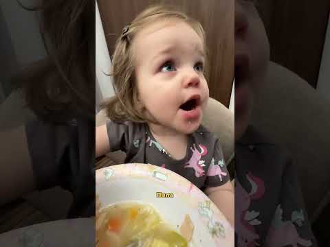 Мира учится кушать сама thumbnail