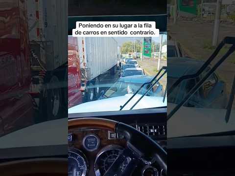 Camionero para en seco a fila de carros en sentido contrario. thumbnail