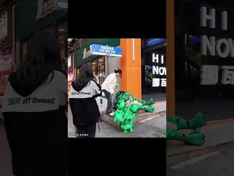 假日出游的社死瞬间，这以后再也不敢出去了！ thumbnail