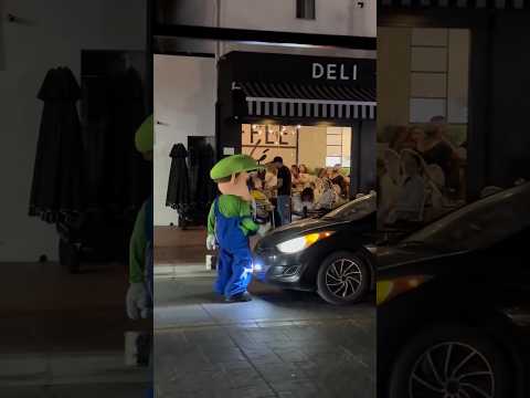 Luigi twerk sur une voiture 😳 thumbnail