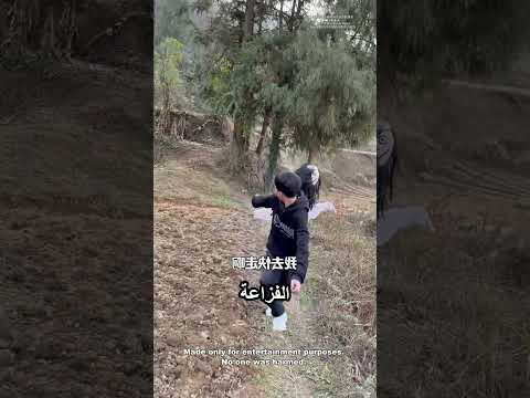 الفزاعة بتطاردهم بطريقة مضحكة thumbnail
