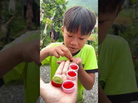 Cô bé ngoan ngoãn ăn kẹo cầu vồng và uống Coca-Cola rất ngon miệng. #vui #kẹo #thứcăn #dễthương thumbnail