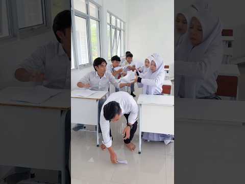 Babeh harus waspada biar murid2 gak nyontek🙄 #comedy #funny thumbnail