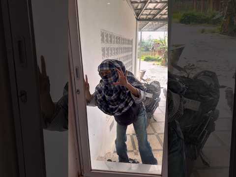 Ada maling ngintipin kamar si doi #shorts #minivlog #comedy #bocilwargads #maspreman #sidoii thumbnail