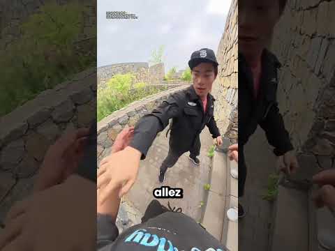 Ce garçon a commis l'erreur d'embêter la police 😱🚨 thumbnail