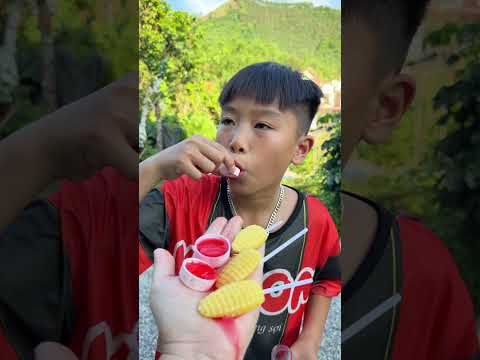 Cô bé ngoan ngoãn ăn kẹo cầu vồng và uống Coca-Cola rất ngon miệng. #vui #kẹo #thứcăn #dễthương thumbnail