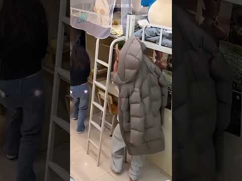 الام دخلت غرفة بناتها الساعة 2 الفجر بشكل مفاجئ !! #shorts thumbnail