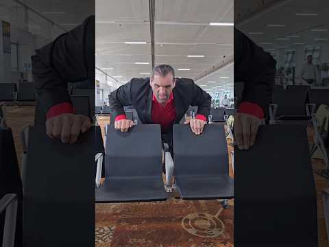 the great khali push ups at the airport 🛬🛫 ......all passengers watching 🧐👁️ #shorts #viral thumbnail
