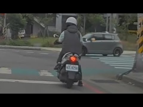 這位員警說他沒看到有人闖紅燈，只好我幫他開單（檢舉成功） thumbnail