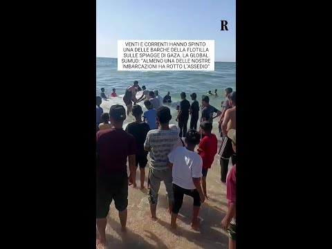Una delle barche della Flotilla riesce a raggiungere la Striscia di Gaza thumbnail