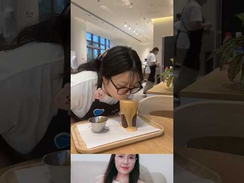 바텐더 여자가 이상하게 행동했다. #웃긴영상 #duet #각종유머 #korea #tiktok #viral #viralshorts #usa thumbnail
