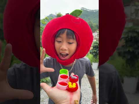 Cô bé ngoan ngoãn ăn kẹo cầu vồng và uống Coca-Cola rất ngon miệng. #vui #kẹo #thứcăn #dễthương thumbnail