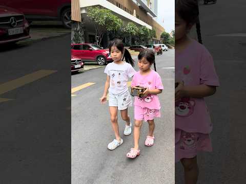 LNS - Em gái tốt bụng, Tìm đồ chơi cho chị || Kind girl, Find toy for you #shorts thumbnail