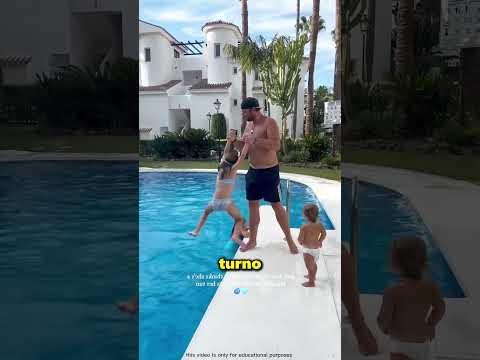 Este Padre Ayudó A Sus Hijas A Bañarse En La Piscina ❤️ thumbnail