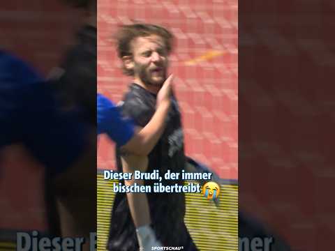 Wie sehr kann man einen gehaltenen Elfer feiern? | Sportschau #shorts thumbnail