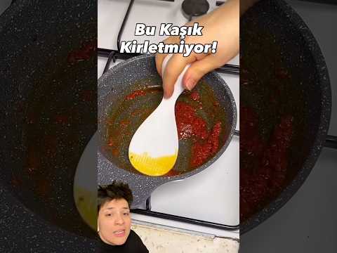 Keşfetime sürekli çıkan kaşığı inceliyorum! Tezgah kirletmeyen kaşık🤣! #kaşık #mutfak #shorts thumbnail