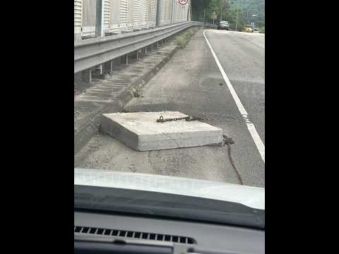 車CAM直擊 - 行快兩步都收得檔 😰  咁大塊石板係架車都跌出嚟 thumbnail