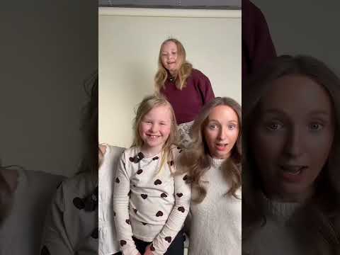 Ny YT video ute där vi tävlar om vem som är bäst på TikTok! ❤️?#sisters #challenge thumbnail