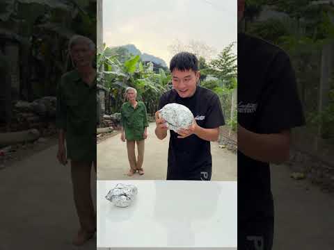 Ông nội đã chọn bọc quà nhỏ hơn và tặng cho chàng trai một món quà bất ngờ to đùng. #shorts thumbnail