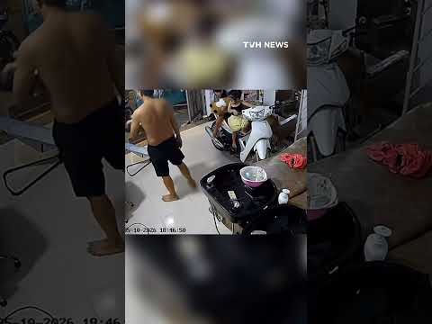 Đang xôn xao: 2 chị em nghịch xe máy rồi làm đổ xe và phản ứng của người làm cha thumbnail
