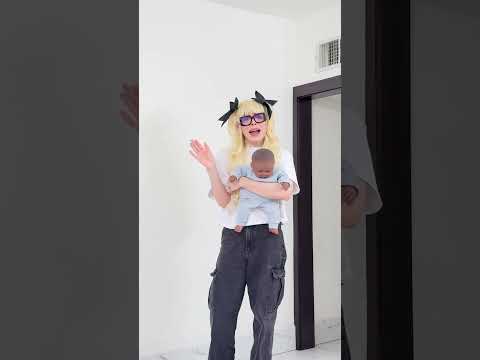 como cuando tu hermana cree que te gustan las mujeres #shorts #humor #comedia thumbnail