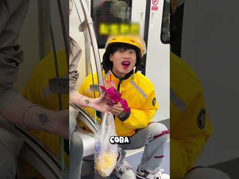 Cosplay Spider-Man KW di kereta....Ternyata Bisa bisa Makan Buah thumbnail