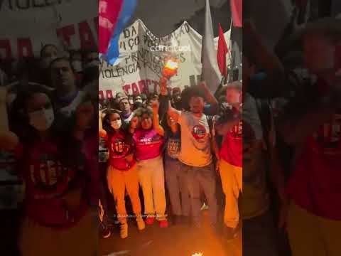 Manifestantes queimam bonecos de Tarcísio de Freitas em protesto de estudantes em São Paulo thumbnail