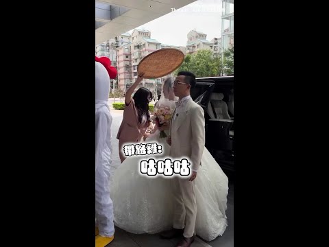 【叫得比真雞還賣力！】新人帶路雞驚見「真人外掛」？穿布偶裝瘋狂咕咕咕笑死 #Shorts thumbnail