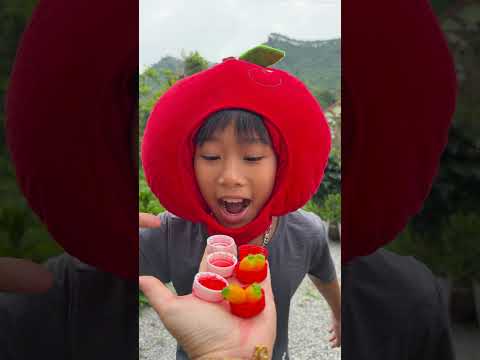 Cô bé ngoan ngoãn ăn kẹo cầu vồng và uống Coca-Cola rất ngon miệng. #vui #kẹo #thứcăn #dễthương thumbnail