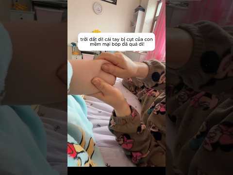 Chị gái có bàn tay chim cánh cụt dễ thương thumbnail