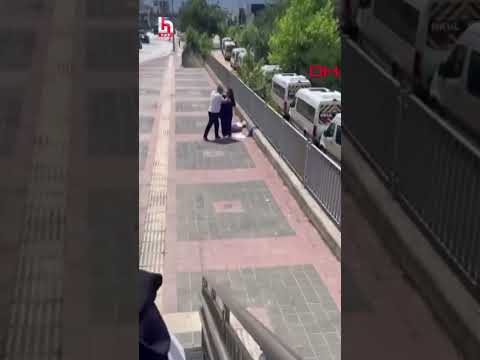 Bursa'da kadını darbeden erkeği, başka bir kadın iterek uzaklaştırdı; o anlar kamerada! thumbnail