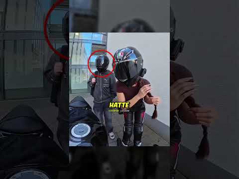 Eine Bikerin will auf der Straße keine Aufmerksamkeit erregen 😳 thumbnail