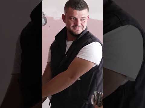 Djemtë frikësohen nga vajzat hidraulike, ustai i kritikon: Jo këta thonj në punë thumbnail