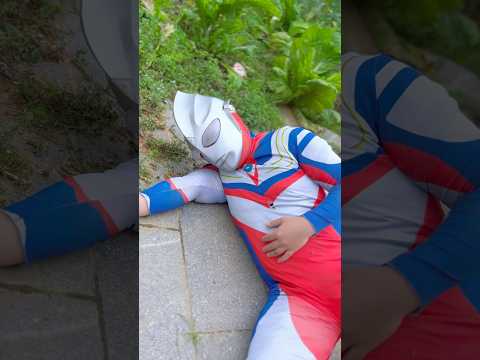 Anh siêu nhân bị quái vật chó đánh gục thumbnail