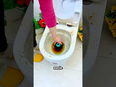 ¡Encontró un inodoro sucio… y luego probó este increíble truco con una botella! 🤯🚽✨ thumbnail