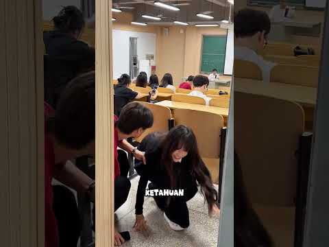 Cewek ini kerjain teman kelasnya sampe di suruh nyanyi!! thumbnail